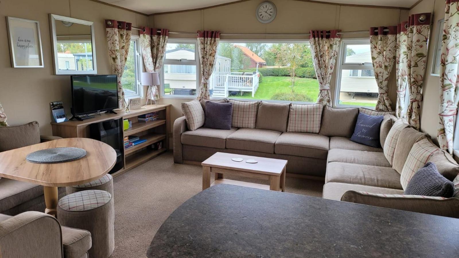 Tattershall Lakes Kingfisher Caravan 8 Berth With Hot Tub & Wifi Luaran gambar